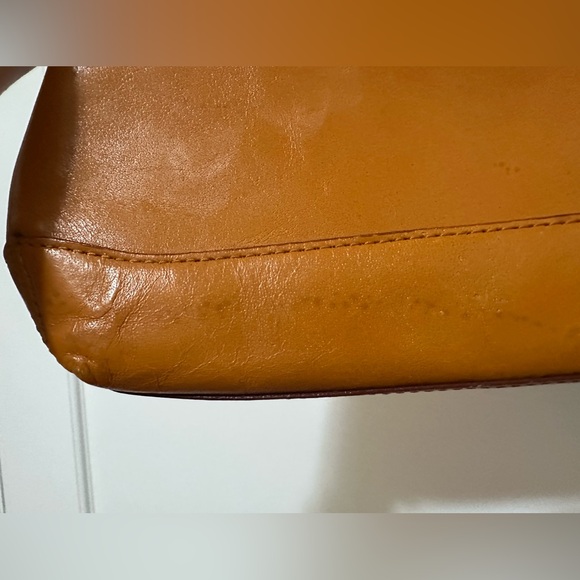 HOBO ‘Gina’ leather shoulder bag in pumpkin orange, with kiss lock closure - Picture 11 of 15